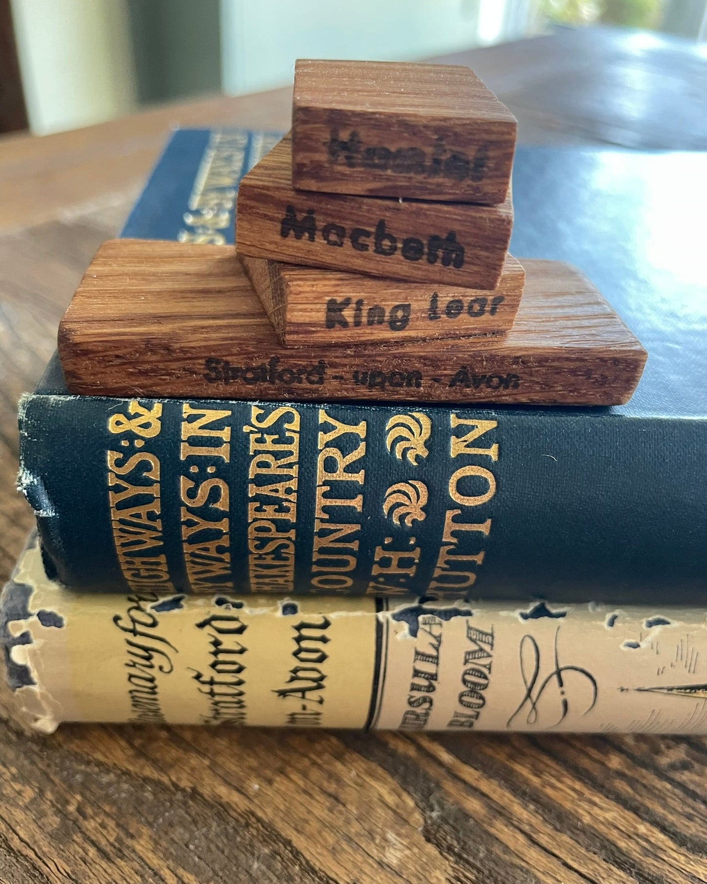 Wooden Souvenir Books with Shelf: Oak