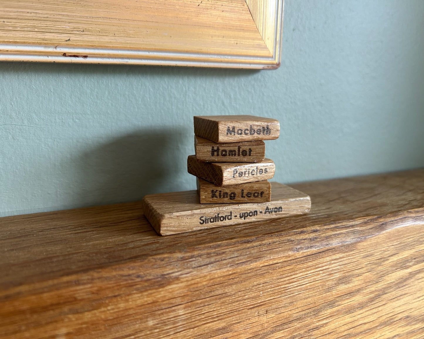 Wooden Souvenir Books with Shelf: Oak